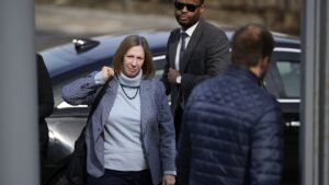 Rusia memperluas penangkapan reporter AS Evan Gershkovich.  Dia sudah menghabiskan hampir satu tahun di penjara