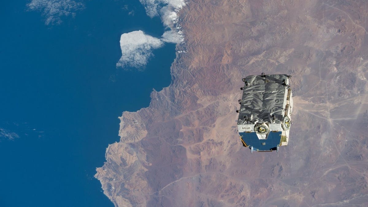 Sampah Luar Angkasa ISS Masuk Kembali ke Palet Baterai Atmosfer Bumi