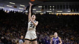 Serangan peringkat teratas Caitlin Clark dan Iowa untuk menghadapi pertahanan West Virginia yang haus turnover