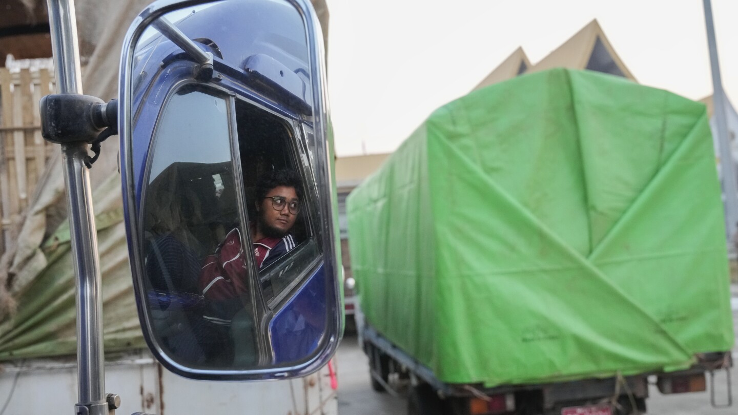 Thailand mengirimkan bantuan ke Myanmar yang dilanda perang, tetapi para kritikus mengatakan bantuan itu hanya akan membantu junta