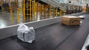 Amazon Meninggalkan Kemasan Plastik di Luar Negeri—tetapi Menggunakan Lebih Banyak Lagi di AS