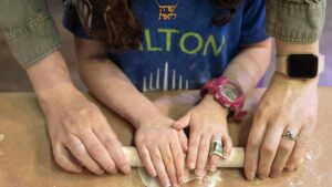 Anak-anak belajar membuat matzo dan tradisi Paskah menjelang hari raya Yahudi