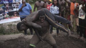 Anak-anak muda Uganda terjerat dalam lumpur.  Mereka bermimpi menjadi pegulat profesional