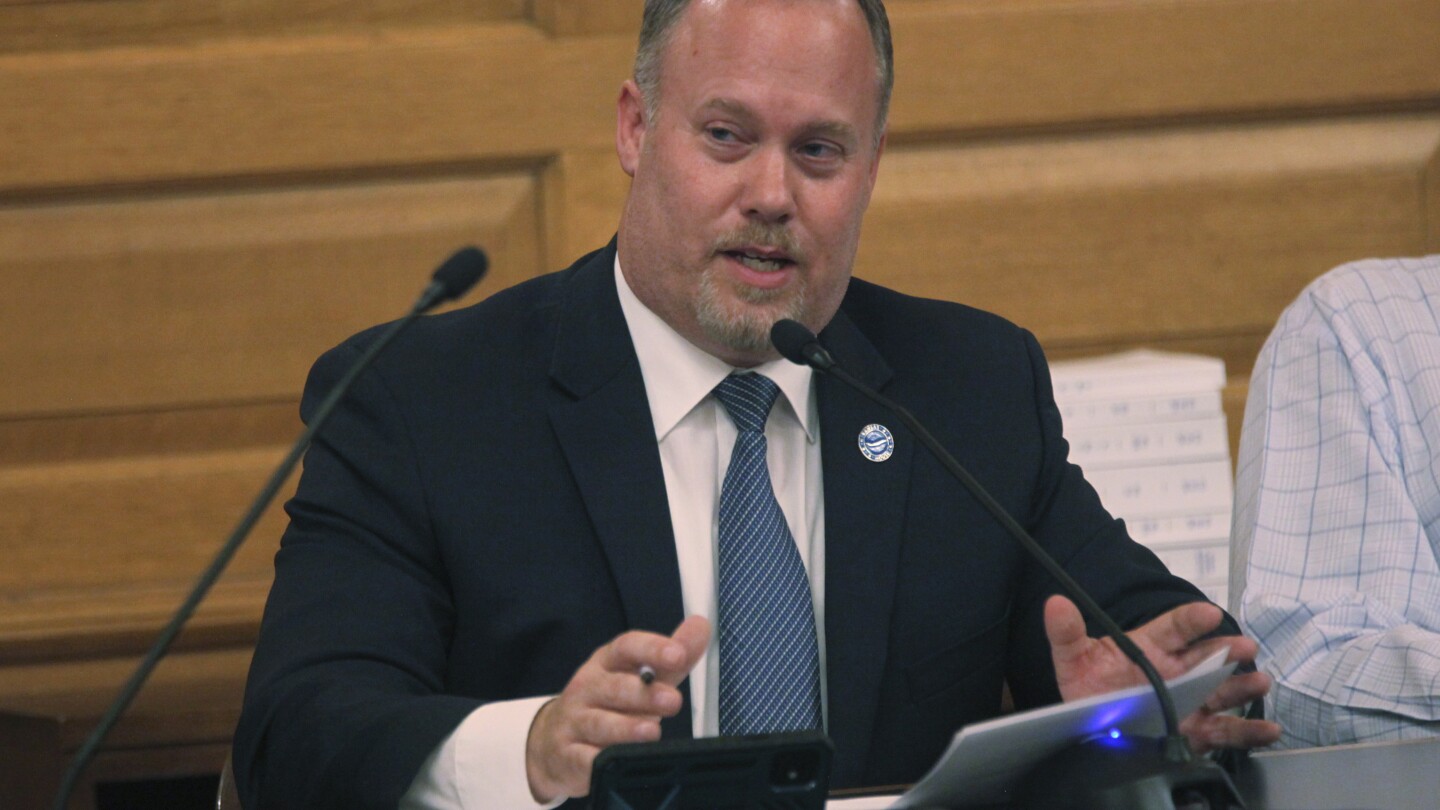 Anggota parlemen Kansas menyetujui rancangan undang-undang pajak tetapi negara bagian tersebut mungkin masih belum melihat adanya pemotongan pajak yang besar