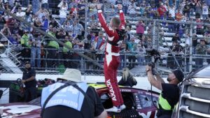 BALAP OTOMATIS: Byron memberi Hendrick lebih banyak untuk dirayakan di Martinsville.  Verstappen kembali meraih kemenangan F1