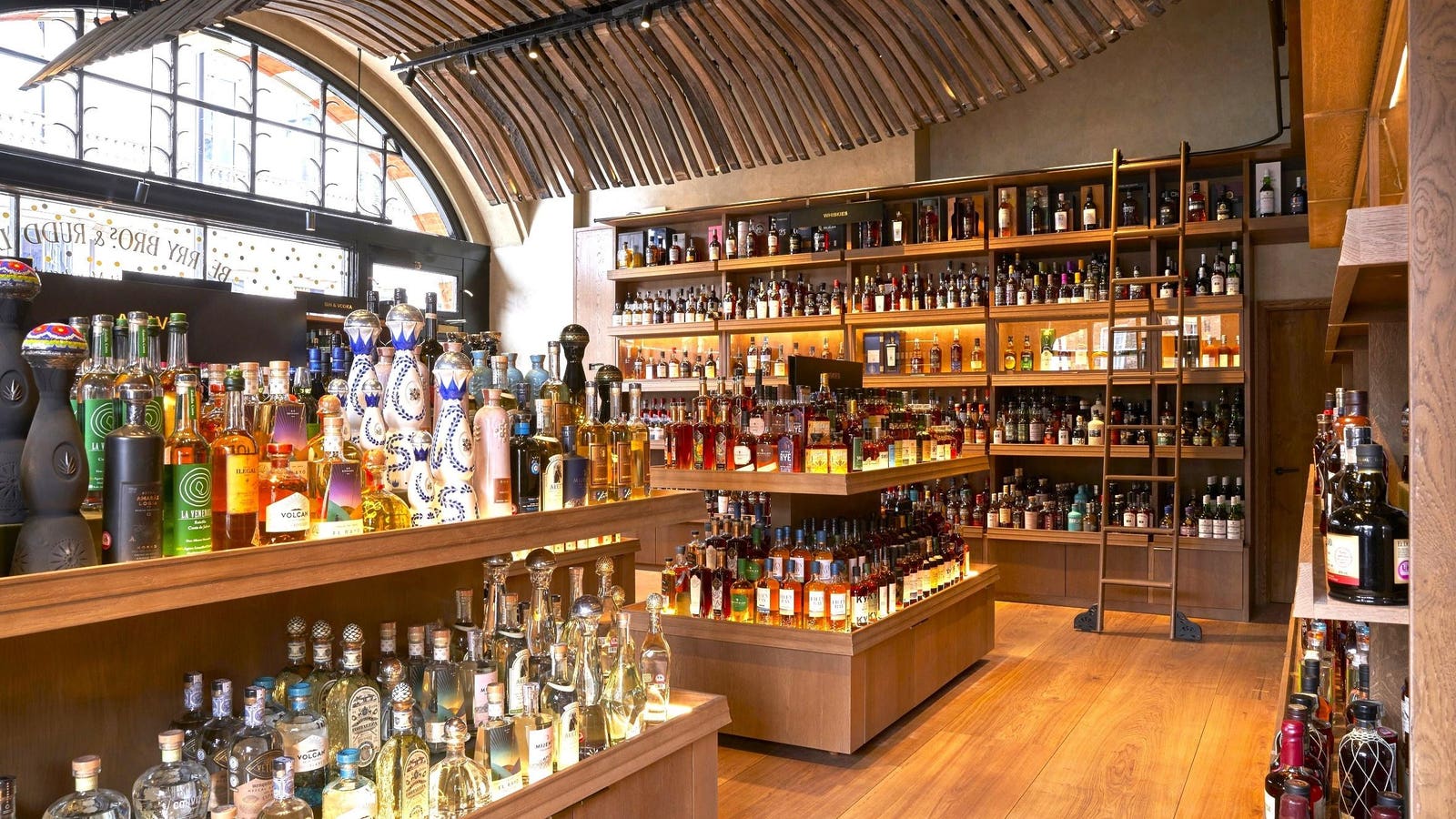 Berry Bros. & Rudd Memperkenalkan Bowmore Scotch senilai $1.250 Untuk Menandai Toko Minuman Keras Pertamanya