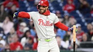 Bryce Harper mendengar ejekan di Taman Nasional.  Tiga pukulannya membantu Phillies mengalahkan Nats 4-0