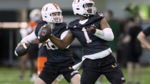 Cam Ward belum memainkan permainan sebenarnya di Miami.  Dia sudah menjadi pemimpin Badai yang tidak perlu dipertanyakan lagi