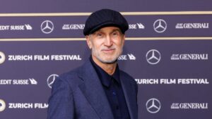 Craig Gillespie dari Cruella Mungkin Akan Melawan Supergirl DC