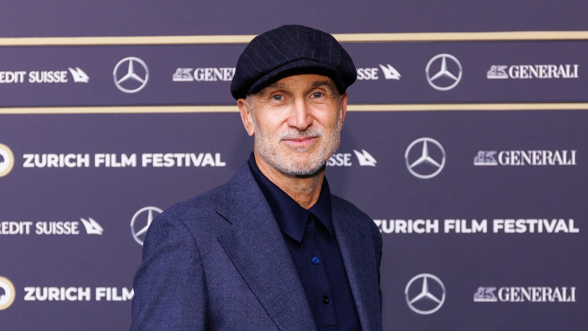Craig Gillespie dari Cruella Mungkin Akan Melawan Supergirl DC