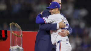 DeGrom melempar dari jarak 90 kaki dalam rehabilitasi dari operasi dengan harapan bisa membuat Rangers turun