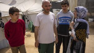 Dipaksa meninggalkan rumah mereka di Gaza oleh pasukan Israel, sebuah keluarga melakukan perjalanan menakutkan melalui zona perang