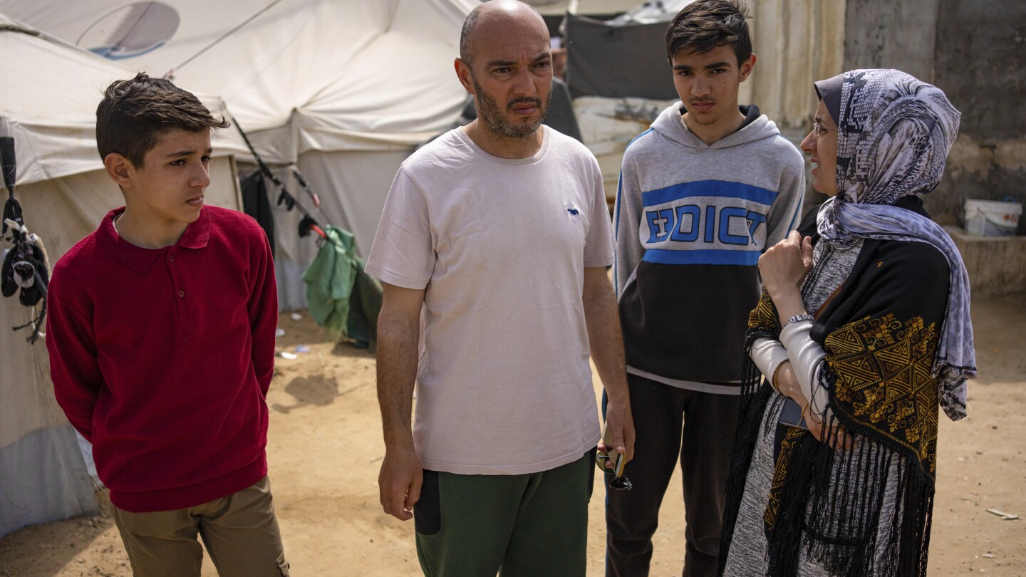 Dipaksa meninggalkan rumah mereka di Gaza oleh pasukan Israel, sebuah keluarga melakukan perjalanan menakutkan melalui zona perang