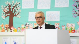 Diplomat pro-Barat menghadapi sekutu perdana menteri yang populis dalam persaingan menjadi presiden Slovakia