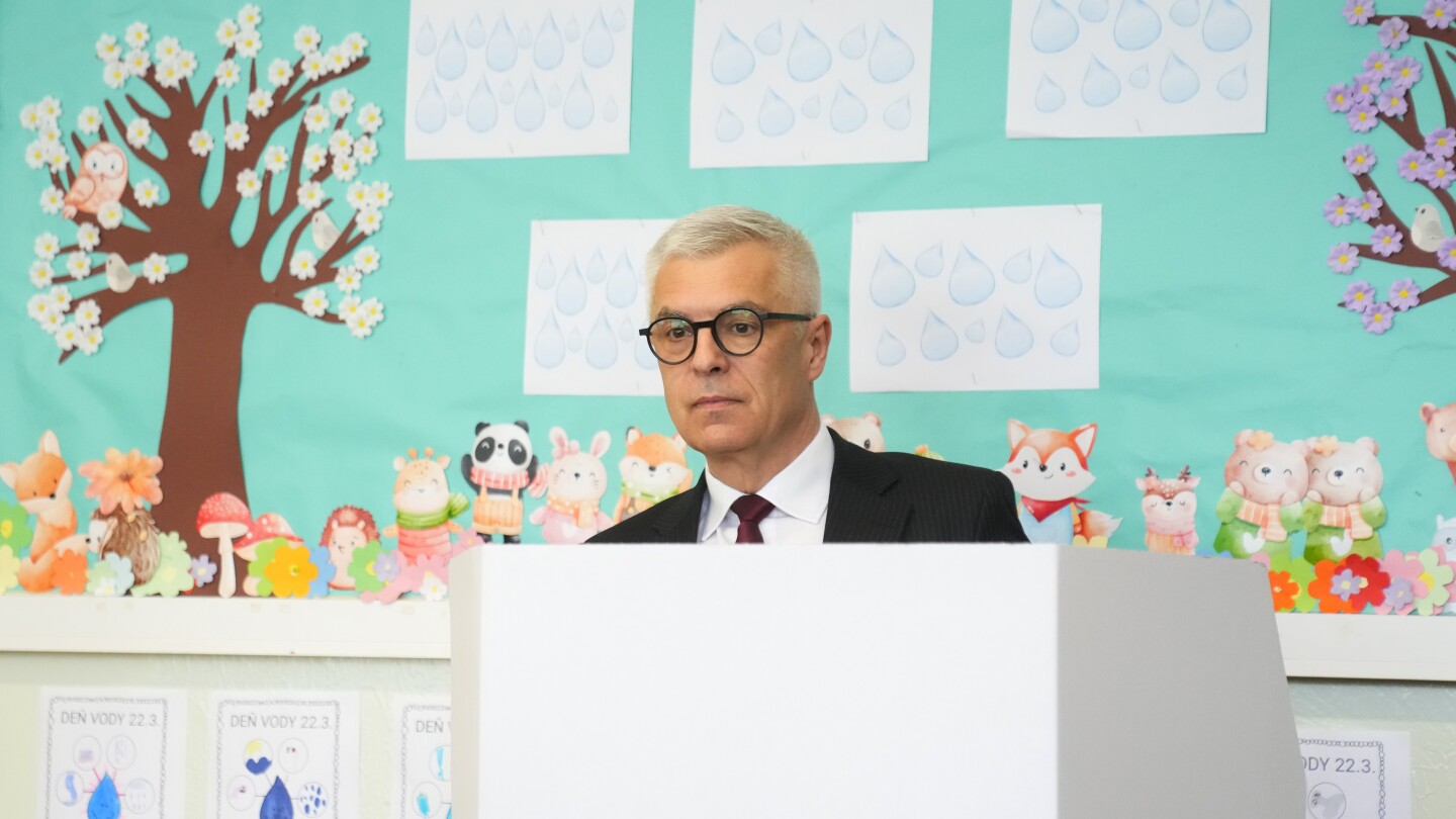 Diplomat pro-Barat menghadapi sekutu perdana menteri yang populis dalam persaingan menjadi presiden Slovakia