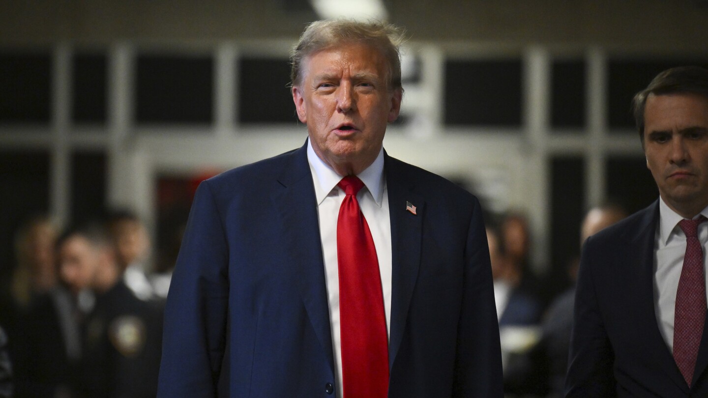 Donald Trump membawa kampanyenya ke gedung pengadilan saat persidangan pidana uang tutup mulut dimulai