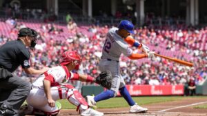 Francisco Lindor memukul homer, tergelincir saat Mets mengalahkan Reds 3-1
