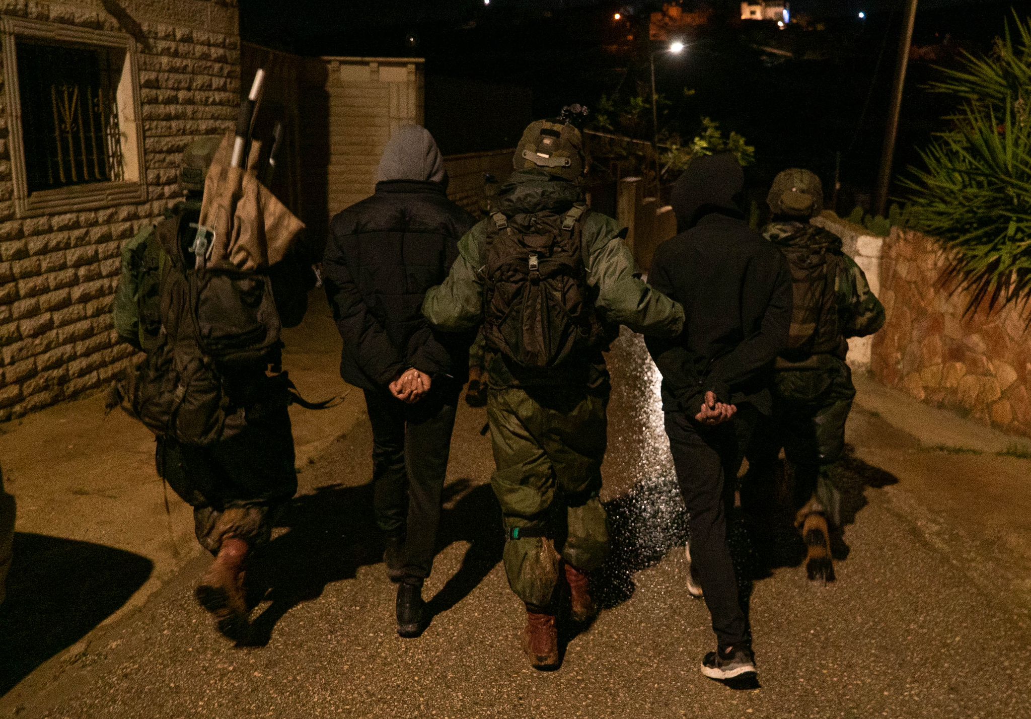 IOF menggerebek rumah-rumah, menculik beberapa warga Palestina di W. Bank dan J'lem