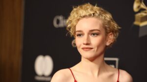Julia Garner Akan Memainkan Silver Surfer di Fantastic Four
