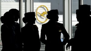 Lufthansa dan serikat awak kabin mencapai kesepakatan gaji untuk mengakhiri serangkaian perselisihan penerbangan Jerman