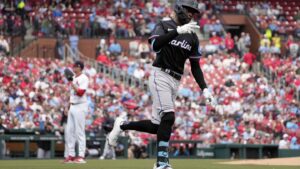 Marlins memenangkan game pertama setelah start 0-9, mengalahkan Cardinals 10-3 saat Chisholm, Gordon mencetak 3 run homers