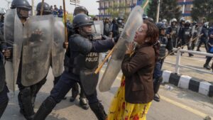 Para pengunjuk rasa yang menuntut pemulihan monarki Nepal bentrok dengan polisi