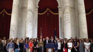 Pengacara korban penyerangan Nassar telah mencapai kesepakatan $100 juta dengan Departemen Kehakiman, kata sumber AP