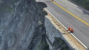 Pengendara merayap di sepanjang 1 jalur setelah bagian dari Jalan Raya 1 yang ikonik di California runtuh