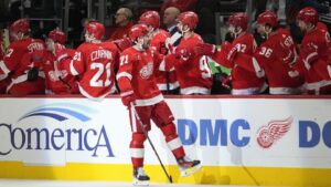 Red Wings menggunakan 3 gol pada periode pertama untuk melewati Sabre 3-1