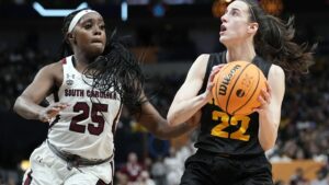 Setahun setelah ditolak oleh Caitlin Clark, Raven Johnson dari Carolina Selatan mengincar penebusan