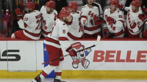 Seth Jarvis memimpin Hurricanes melewati Blackhawks 4-2 untuk kemenangan kelima berturut-turut