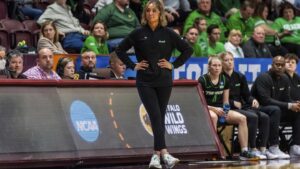 Tennessee mempekerjakan Kim Caldwell dari Marshall sebagai pelatih ke-4 Lady Vols