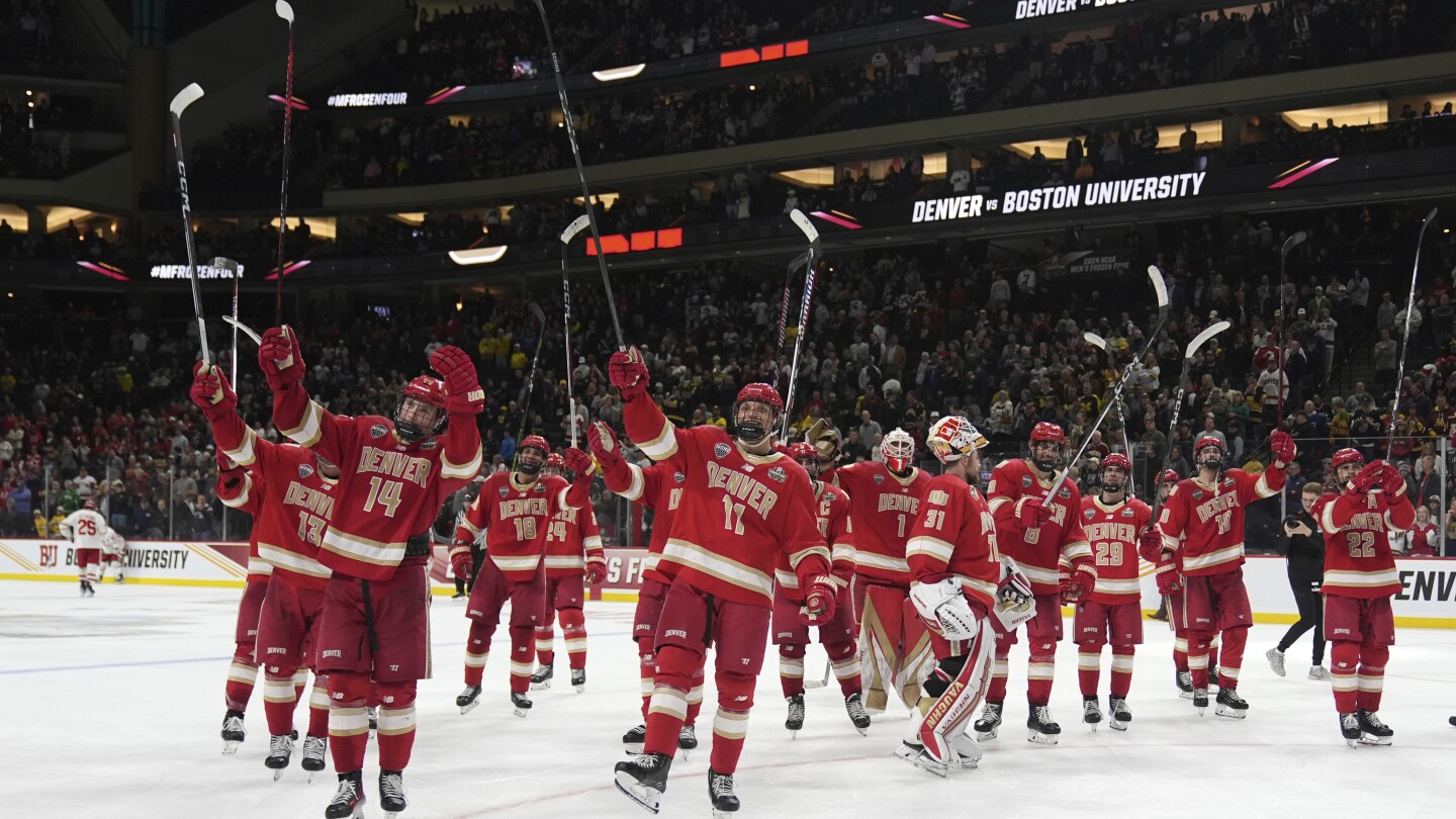 Tristan Broz mencetak gol kemenangan perpanjangan waktu saat Denver mengalahkan Universitas Boston dalam pertandingan pembukaan Frozen Four
