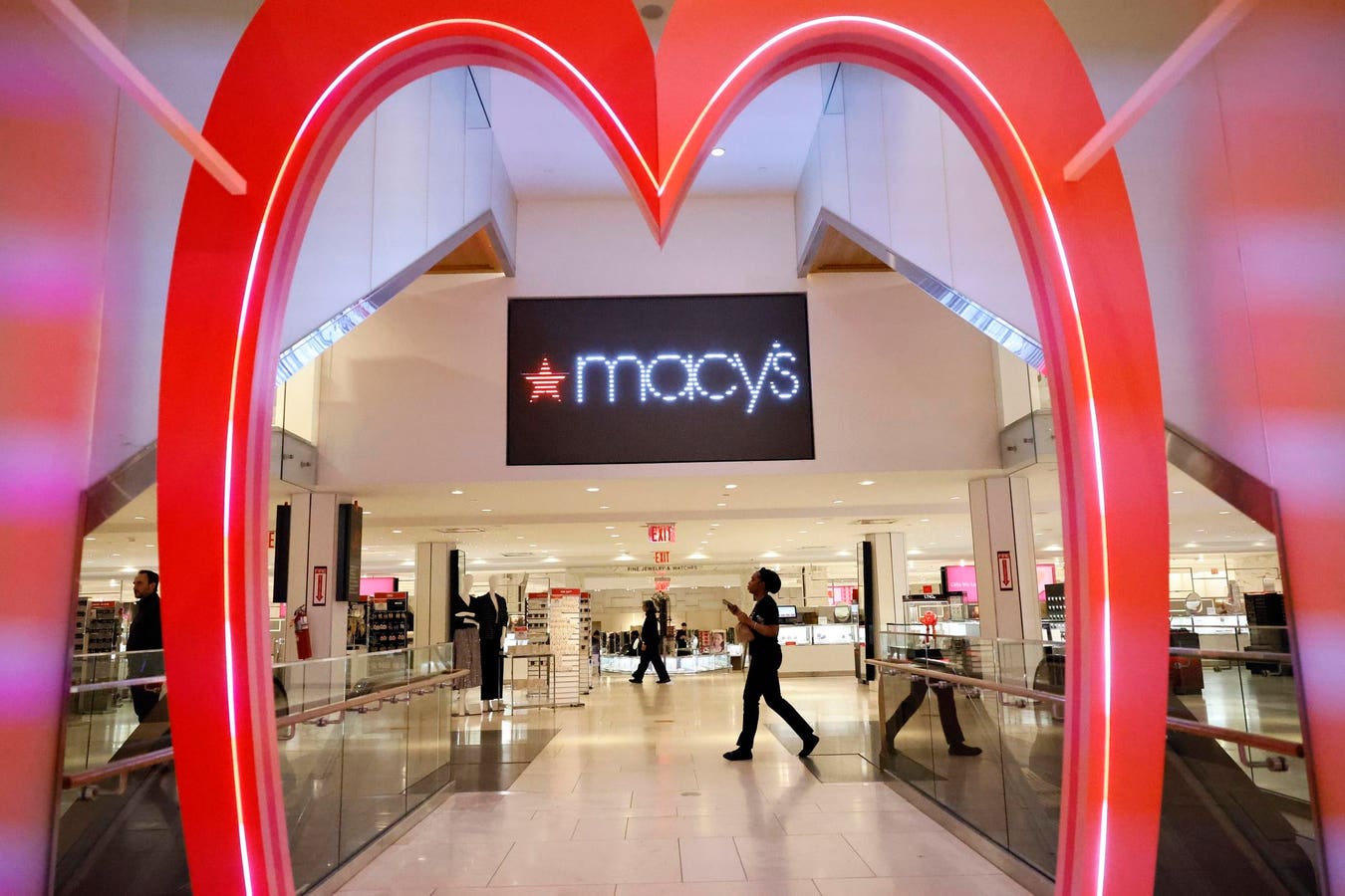 Bagaimana Department Store Menargetkan Pelanggan Muda Agar Bertahan Hidup