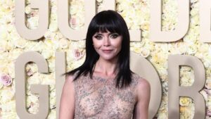 Bintang 'Rabu' Merilis Dek Kartu Tarot dan Buku Panduannya Sendiri