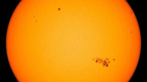 Bintik Matahari Masif Menyaingi Bintik Matahari yang Terkait dengan Badai Matahari Kolosal pada tahun 1859