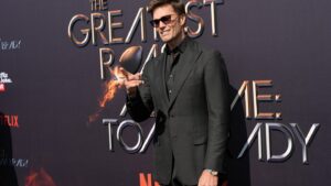 Panggangan Netflix Tom Brady menampilkan banyak humor, reuni antara Robert Kraft dan Bill Belichick