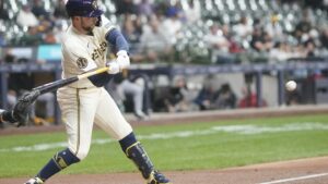 Rhys Hoskins dari Brewers meninggalkan pertandingan karena cedera setelah melakukan pukulan tunggal pada inning kedua