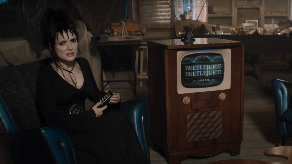 Lydia Deetz Adalah Pembawa Acara Horor TV di Beetlejuice Beetlejuice