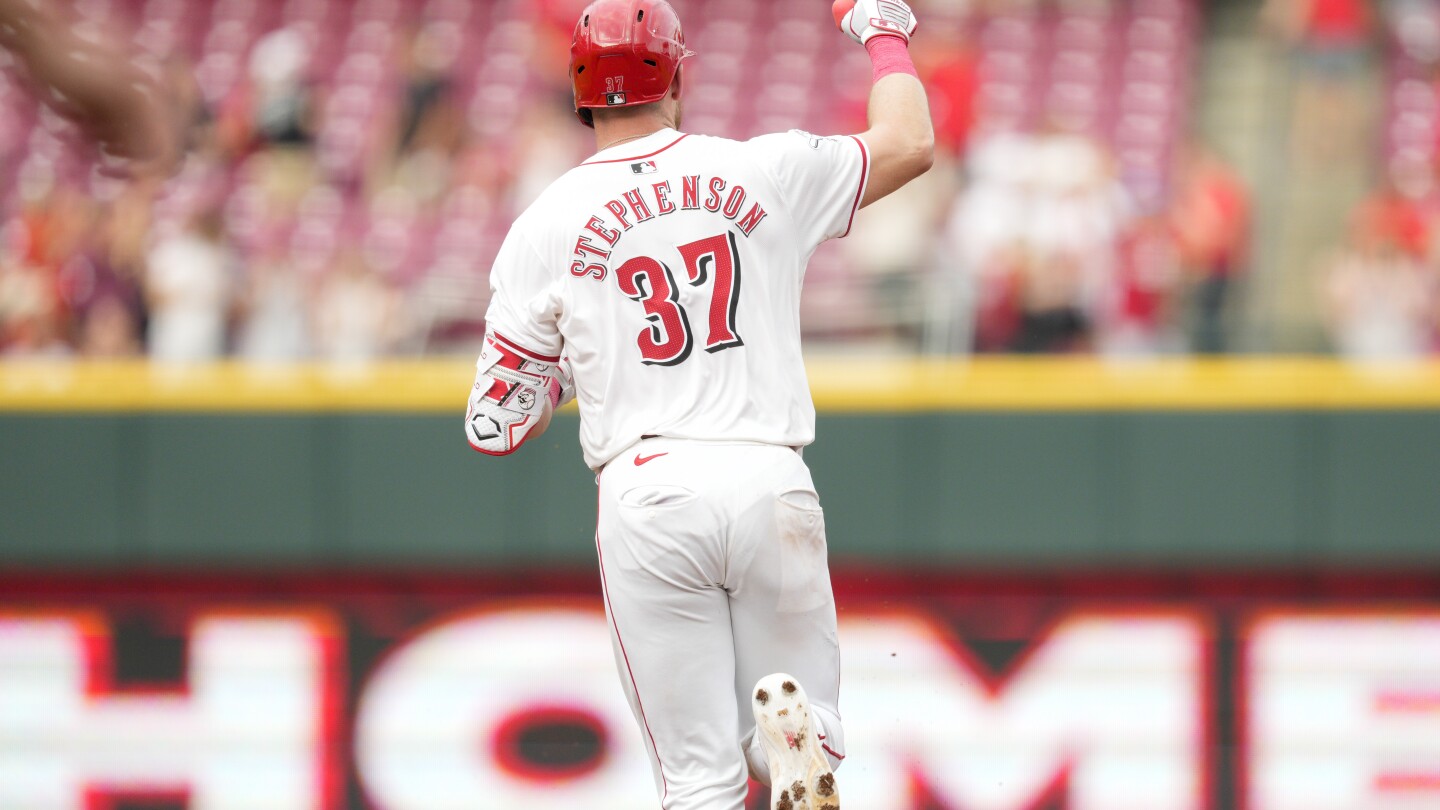 Home run 3 angka Will Benson, tembakan sejauh 458 kaki oleh pemain rookie Rece Hinds membawa Reds menang 12-6 atas Rockies