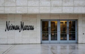 Saks Membayar $2,6 Miliar untuk Neiman Marcus. Amazon Akan Berinvestasi. Inilah Alasannya.