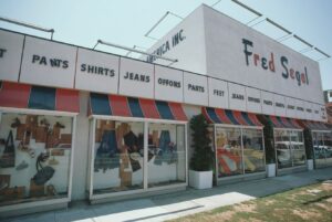 Keluarga Fred Segal Berjanji Bangkitkan Kembali Mereknya Setelah Toko-Toko di LA Tutup