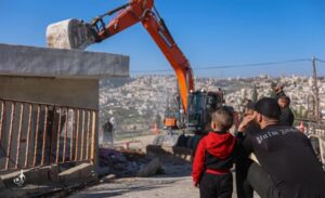 IOA memaksa warga Yerusalem untuk merobohkan properti pribadi di Issawiya
