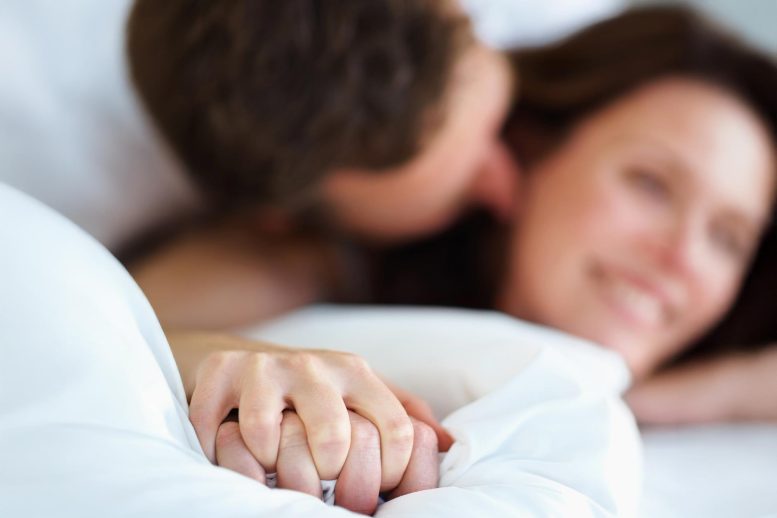 Pasangan Intim di Tempat Tidur Lebar