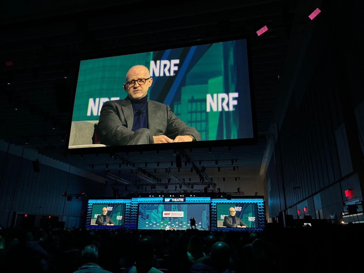 Berkembang Tapi Tetap Teguh Pada Akar Anda, Kata CEO Burberry