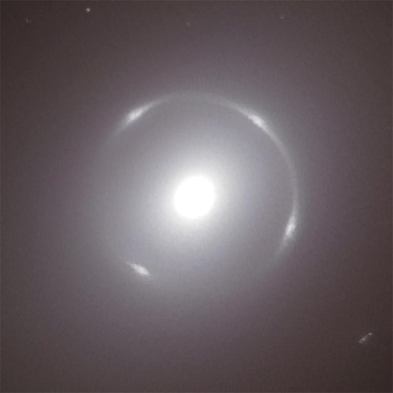Einstein Ring di sekitar Galaxy NGC 6505 Close Up
