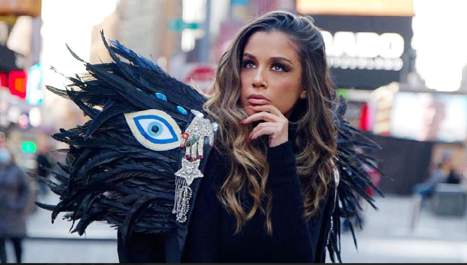 Mantan desainer Roberto Cavalli, Valentina Perissi, meluncurkan merek fashion seni Dafne Italy