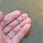 Partikel mikroplastik dalam air