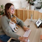 Survei Rokt baru mengungkapkan bahwa belanja online membawa kegembiraan konsumen