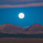 Bulan purnama naik dataran tinggi chajnantor